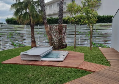 seido conception bois réalise une passerelle terrasse en bois qui mène à un jacuzzi