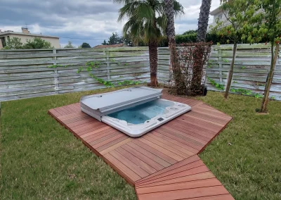 Seido conception bois est spécialisé dans la conception sur mesure comme passerelle en bois qui mène au jacuzzi